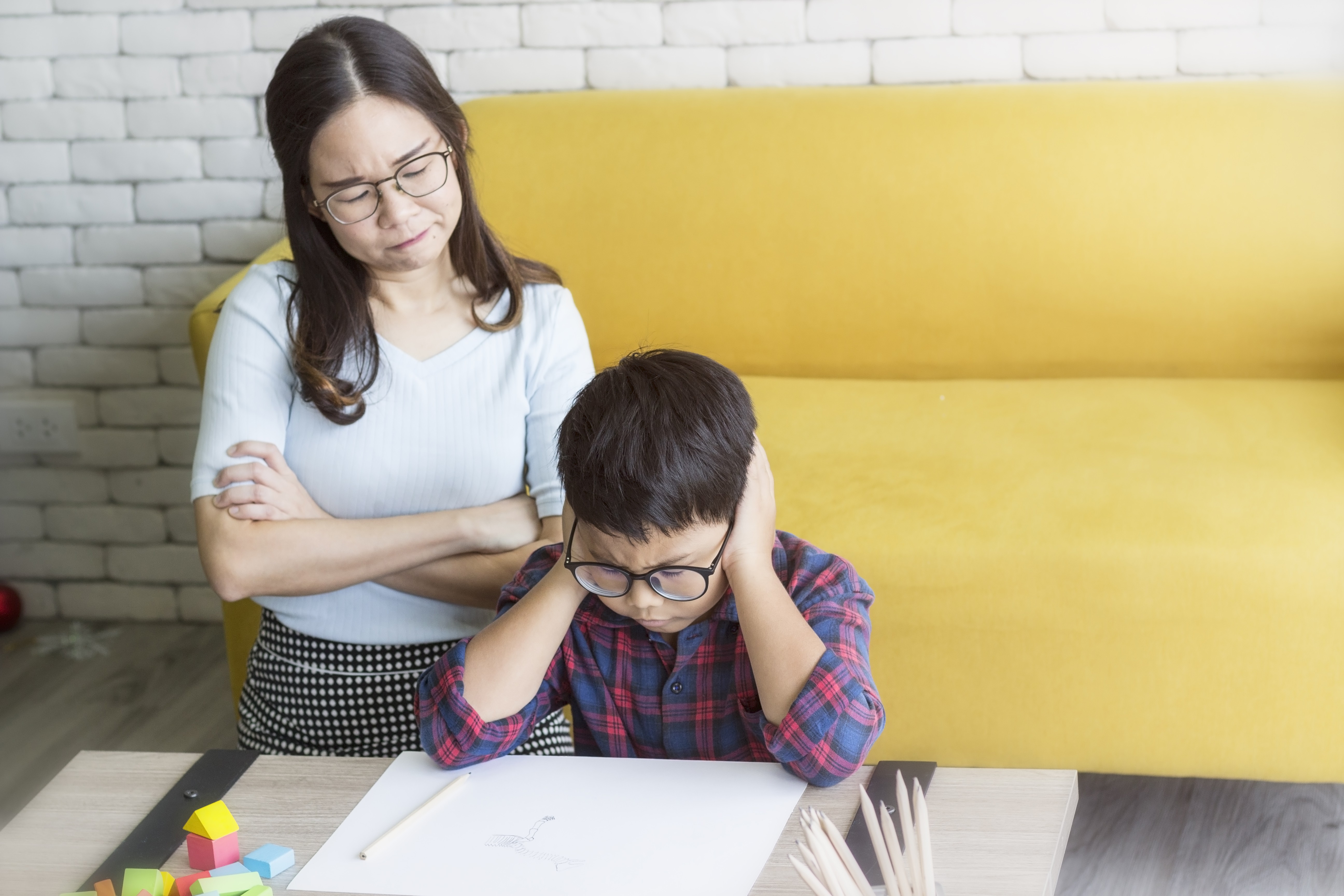 Pola asuh anak, Anak cemas, Cara mengatasi kecemasan pada anak, Parenting positif, Mendidik anak percaya diri, Kesalahan pola asuh, Bunda, si Kecil